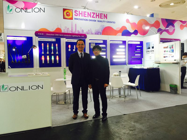 寶安區(qū)領(lǐng)導(dǎo)和歐恩照明鄭總合影 寶安區(qū)領(lǐng)導(dǎo)和歐恩照明鄭總合影